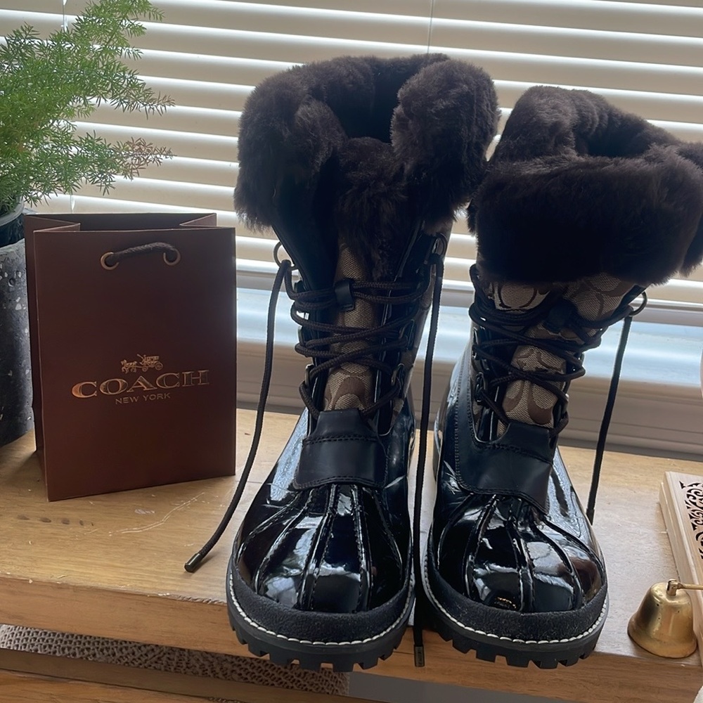 Coach, beautiful Leonora Signature Monochrome, Fur Boots size 11B